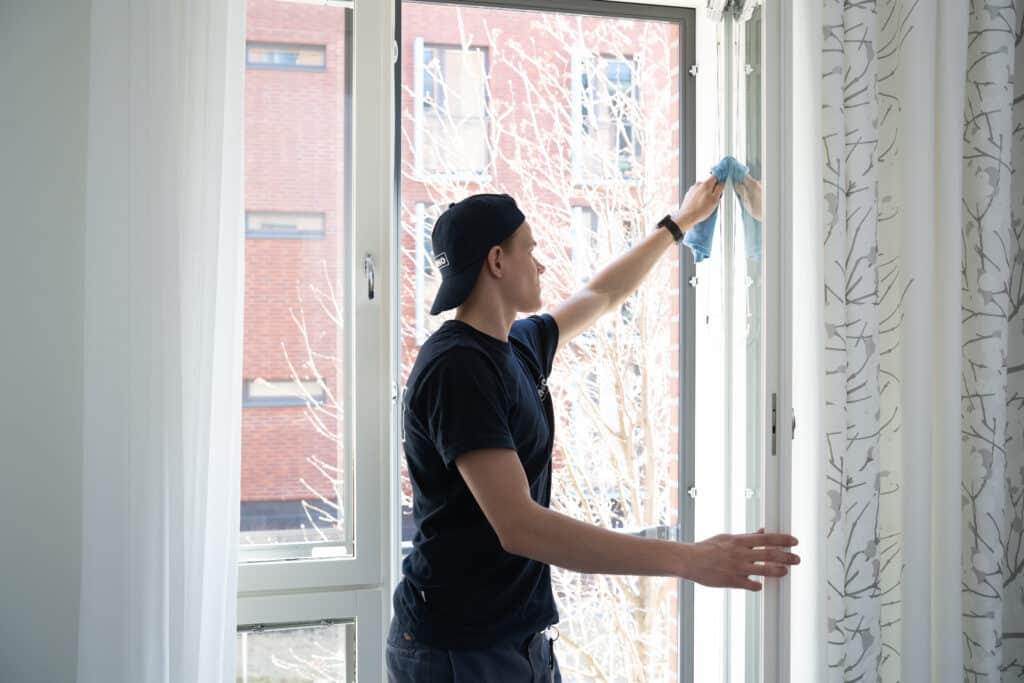 Ikkunanpesu ja tiivisteistä huolehtiminen